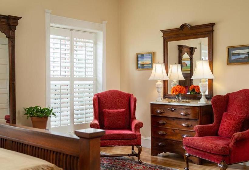 Отель Embassy Circle Guest House