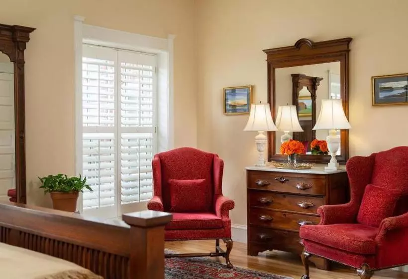 Отель Embassy Circle Guest House