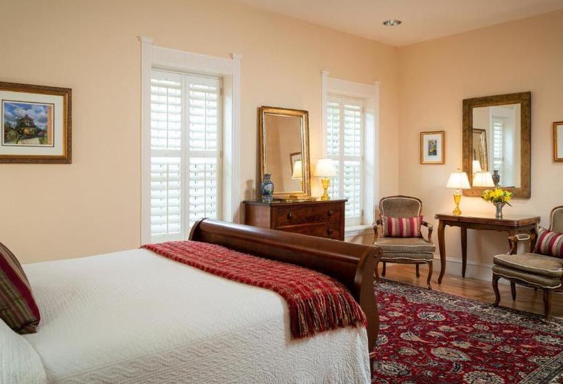 Отель Embassy Circle Guest House