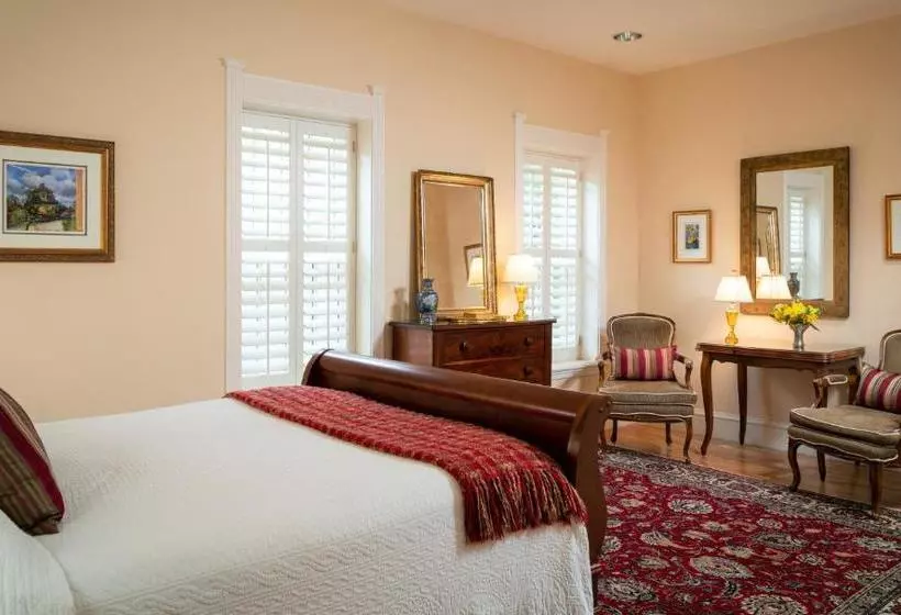 Отель Embassy Circle Guest House