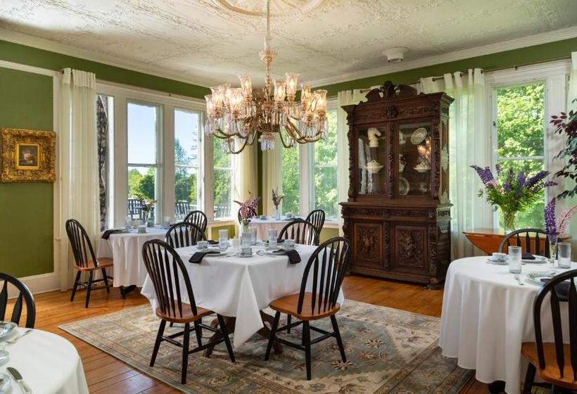 Отель Captain Nickels Inn