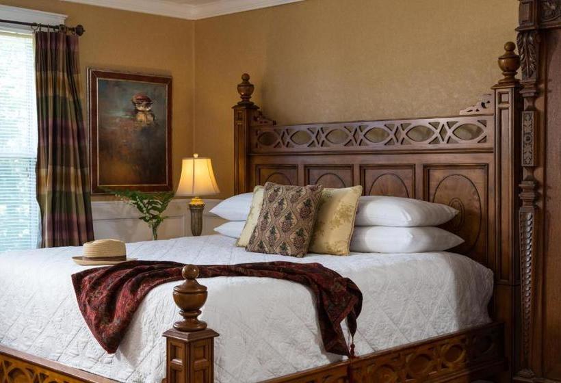 Отель Captain Nickels Inn