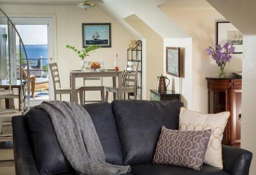 Отель Captain Nickels Inn