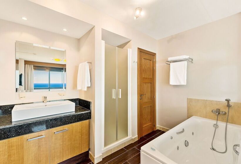 Macdonald La Ermita Resort