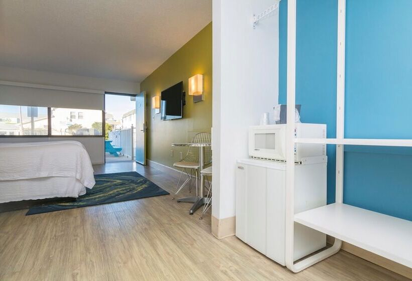 Отель Beach House Dewey