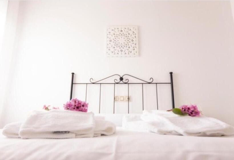 هتل Hostal San Cristobal Pontedeume