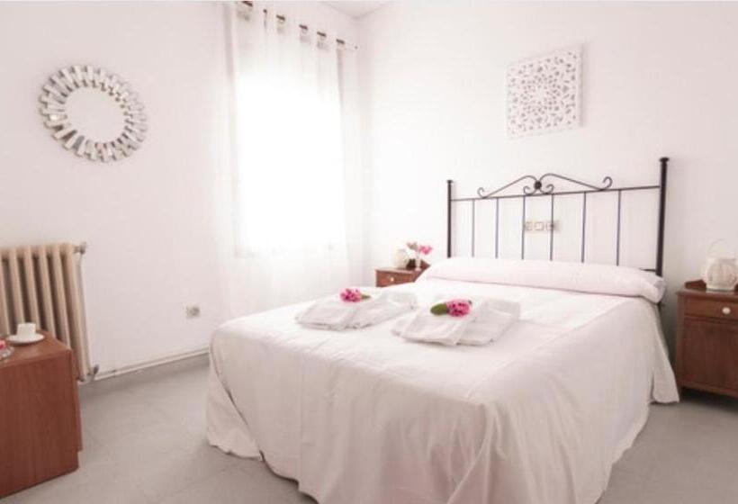هتل Hostal San Cristobal Pontedeume