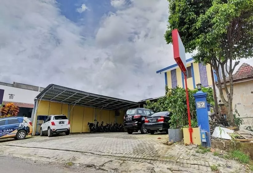Hotelli Oyo 90793 Btc Guest House Syariah