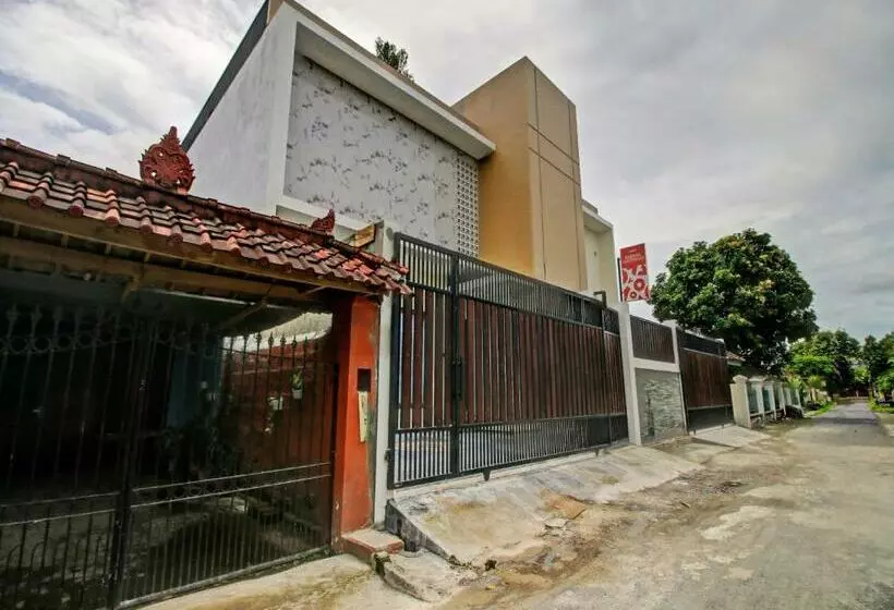 Hotelli Oyo 90820 Madania Guesthouse