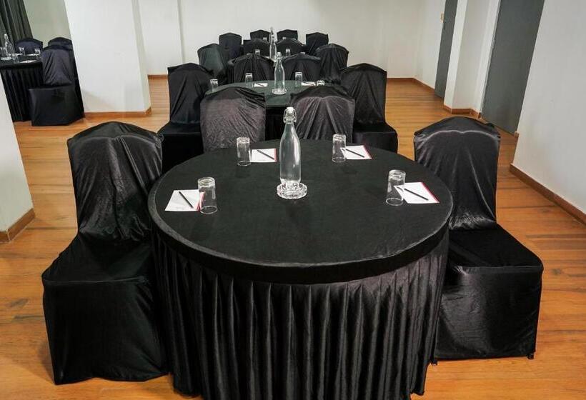 בית מלון כפרי Tgi Ameya Grand