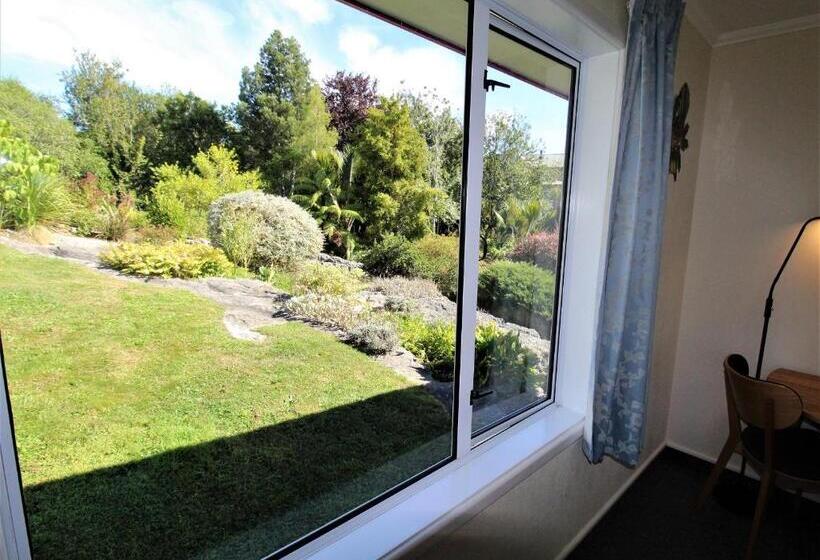 פנסיון Labyrinth Gardens Guest House