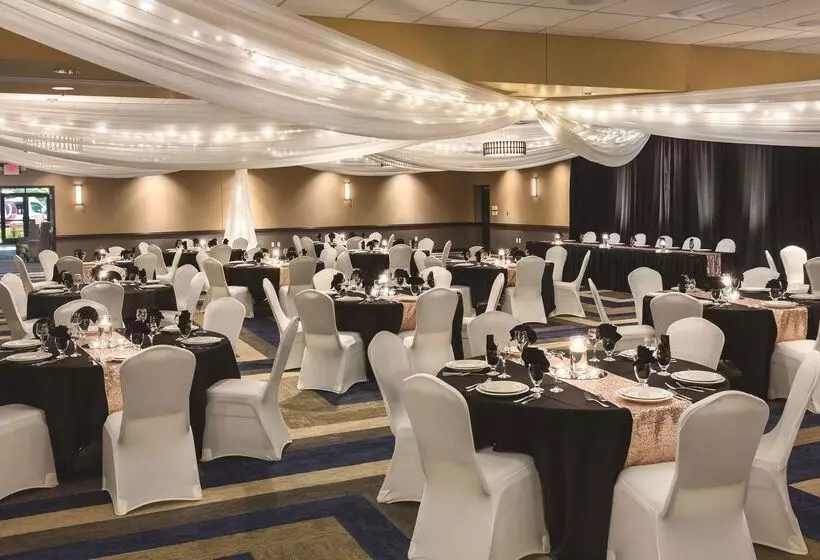 Отель Wyndham Bloomington Mall Of America