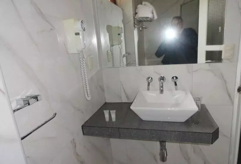 ホテル Emperador Plaza