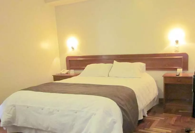 ホテル Emperador Plaza