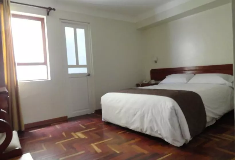 ホテル Emperador Plaza