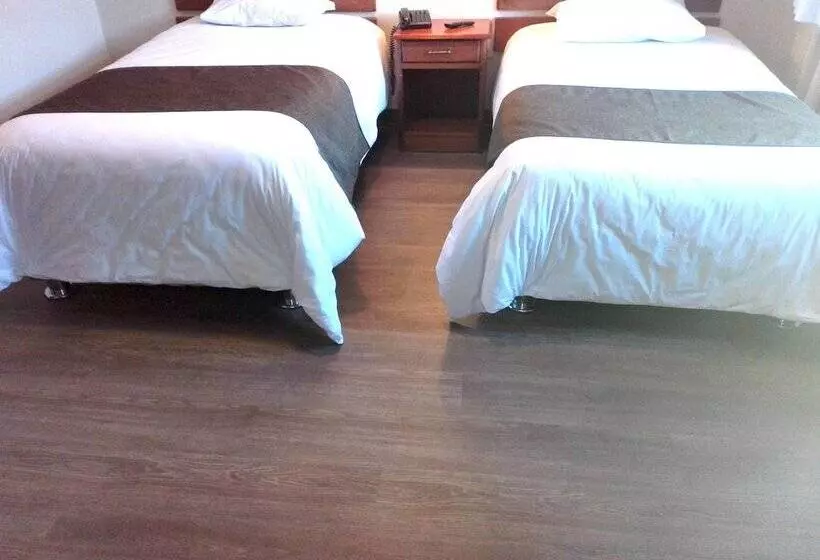 ホテル Emperador Plaza