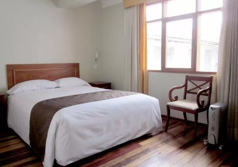 ホテル Emperador Plaza