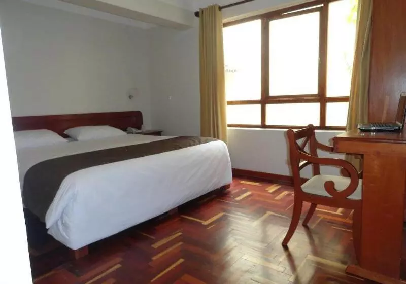 ホテル Emperador Plaza