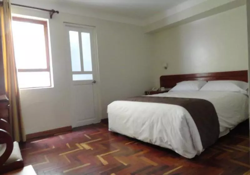 ホテル Emperador Plaza