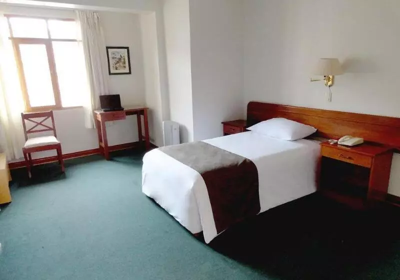 ホテル Emperador Plaza