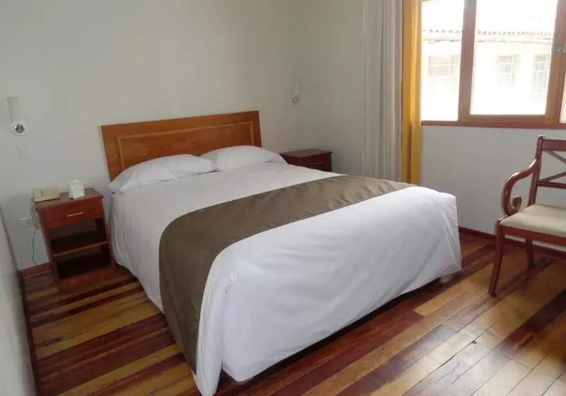 ホテル Emperador Plaza