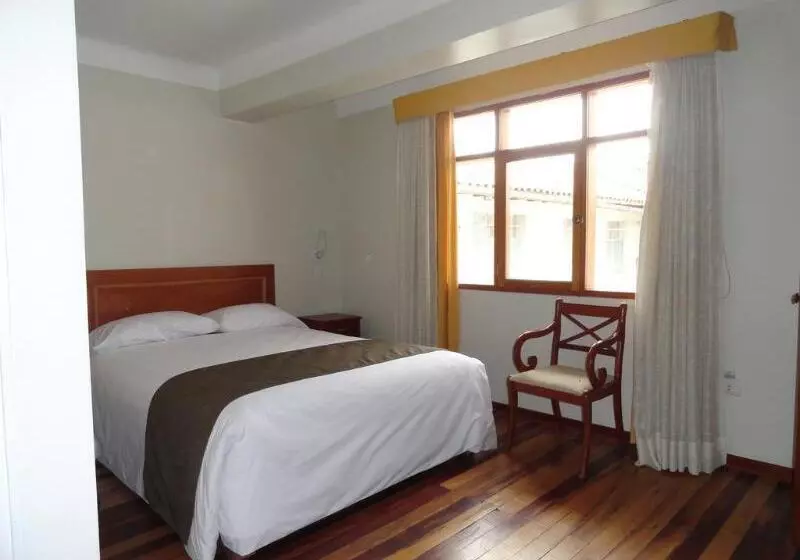 ホテル Emperador Plaza