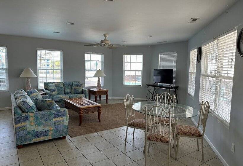 Мотель Pirates Cove