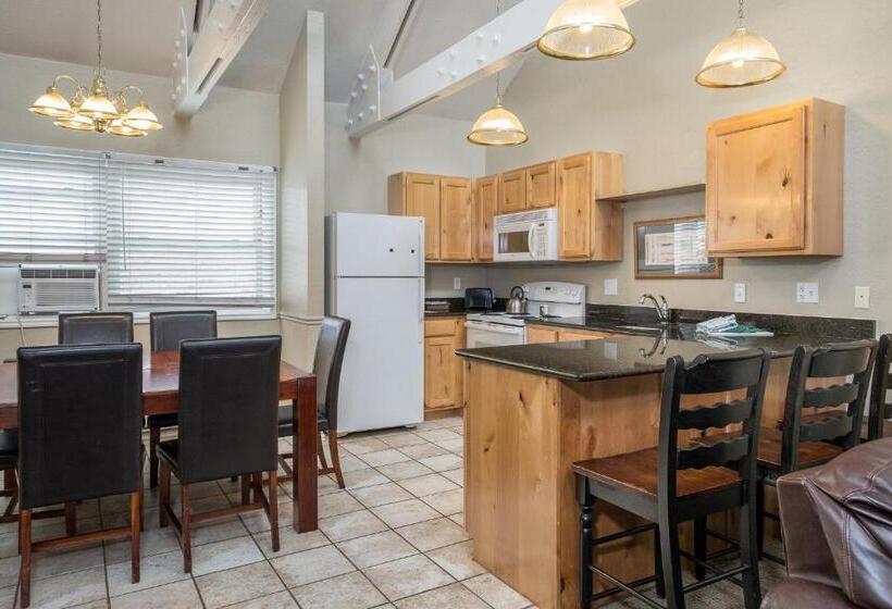 استراحتگاه Sweetwater Lift Lodge