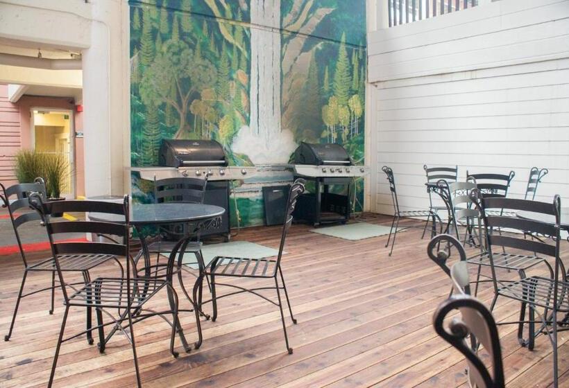 استراحتگاه Sweetwater Lift Lodge