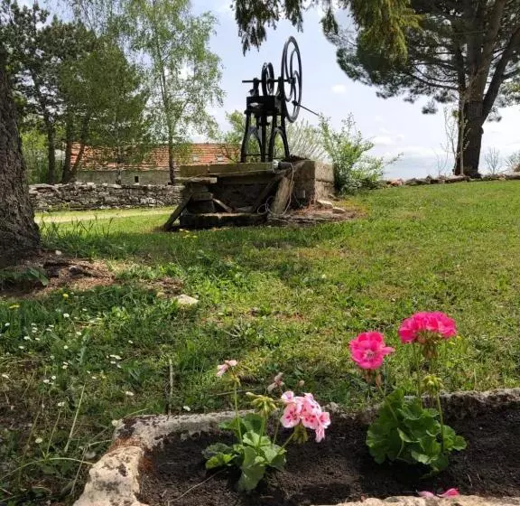 تختخواب و صبحانه Domaine De Monplaisir