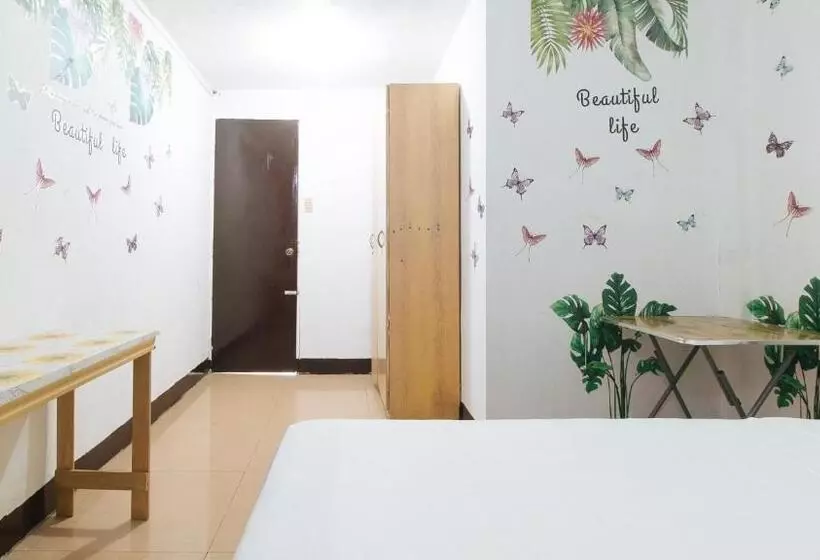 ホテル Cristian Jay Dormitory By Reddoorz