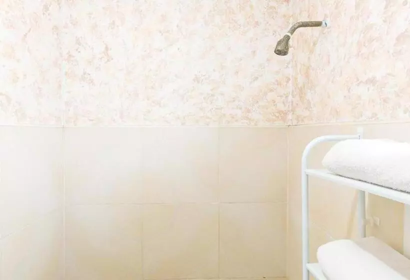 ホテル Cristian Jay Dormitory By Reddoorz