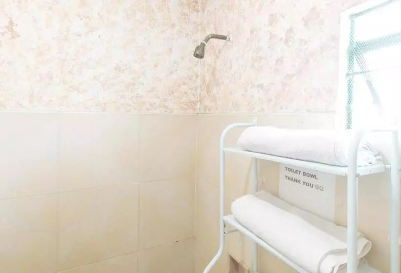 ホテル Cristian Jay Dormitory By Reddoorz