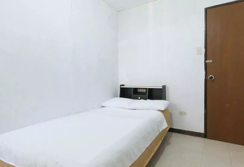 ホテル Cristian Jay Dormitory By Reddoorz