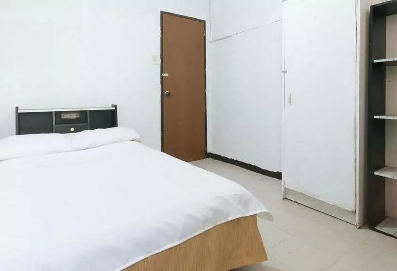 ホテル Cristian Jay Dormitory By Reddoorz