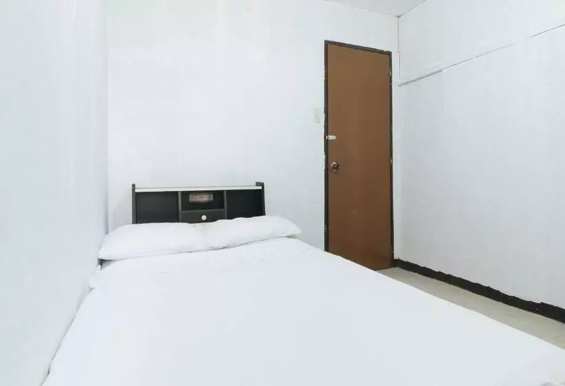 ホテル Cristian Jay Dormitory By Reddoorz