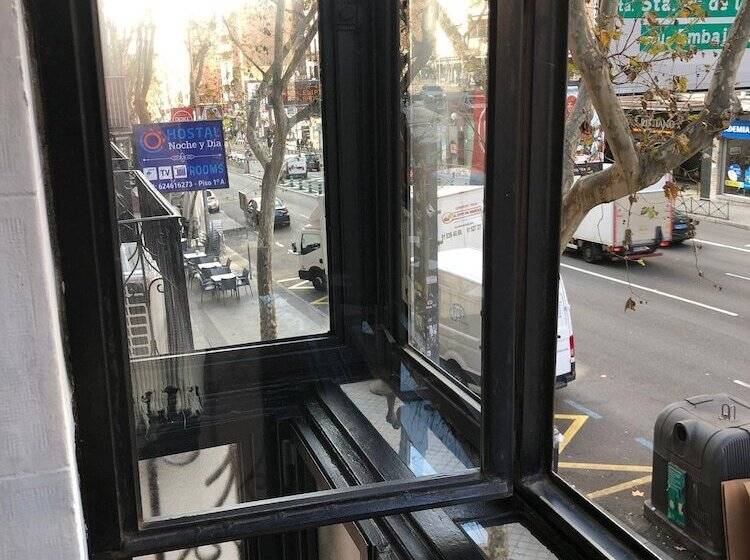 پانسیون Hostal Noche Y Dia