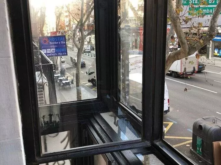 پانسیون Hostal Noche Y Dia