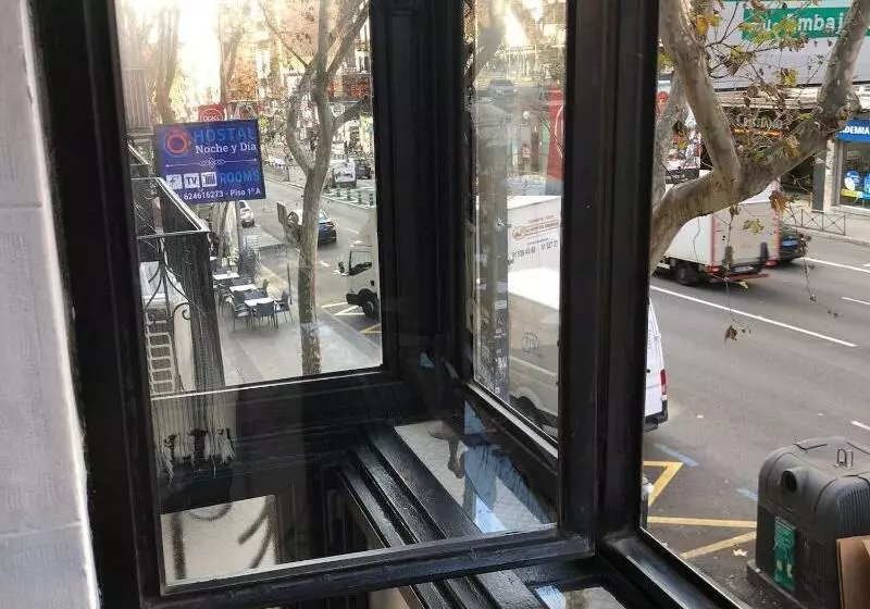 پانسیون Hostal Noche Y Dia