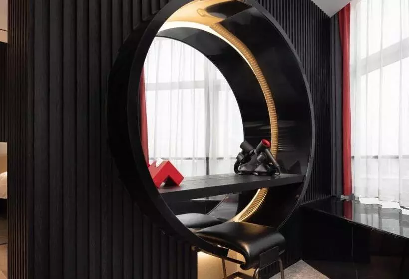 Radisson Red Hotel Zhuhai Gongbei Port