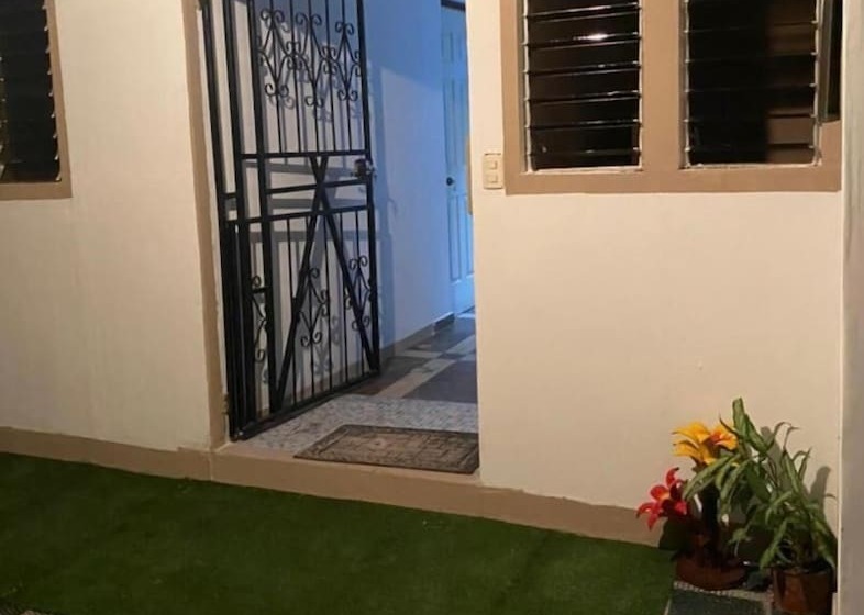 پانسیون Hostal Claros