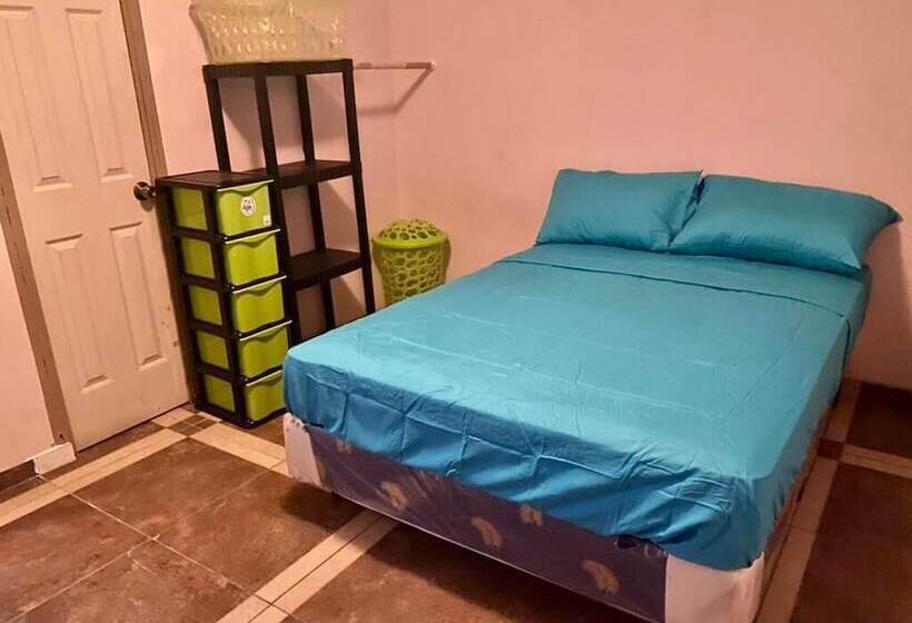 پانسیون Hostal Claros