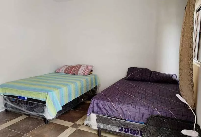 پانسیون Hostal Claros