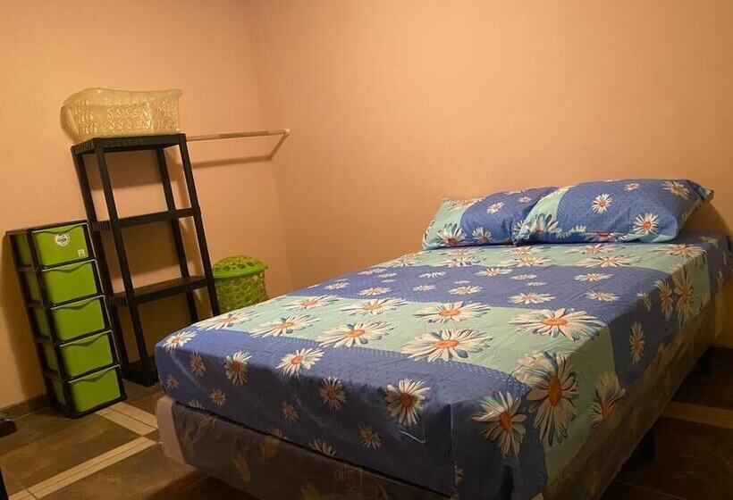 پانسیون Hostal Claros