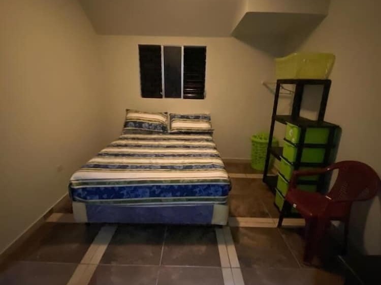 پانسیون Hostal Claros