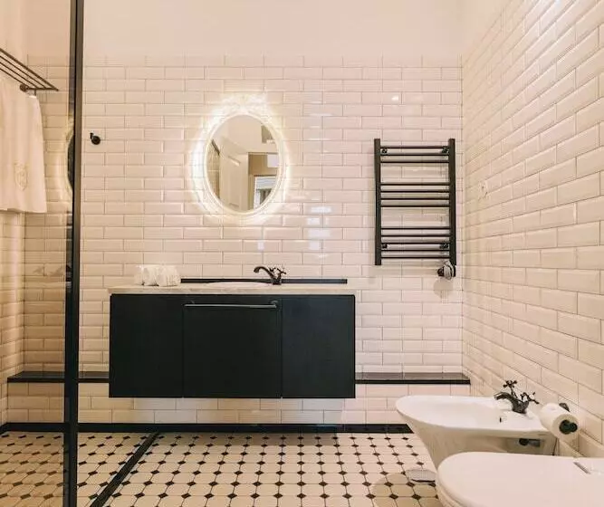 Majatalo Torel Royal Court