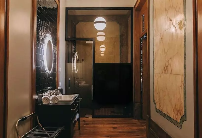 Majatalo Torel Royal Court