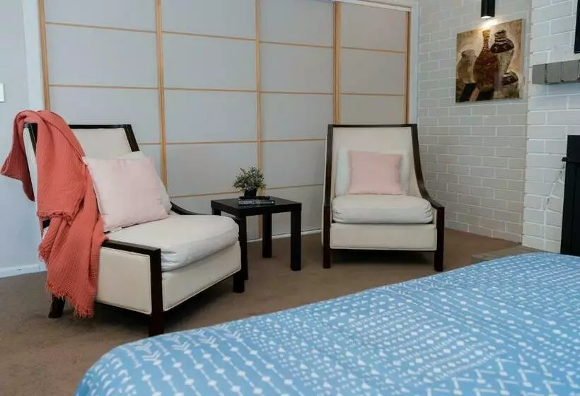 پانسیون Cozy And Spacious Studio With Sunny Deck