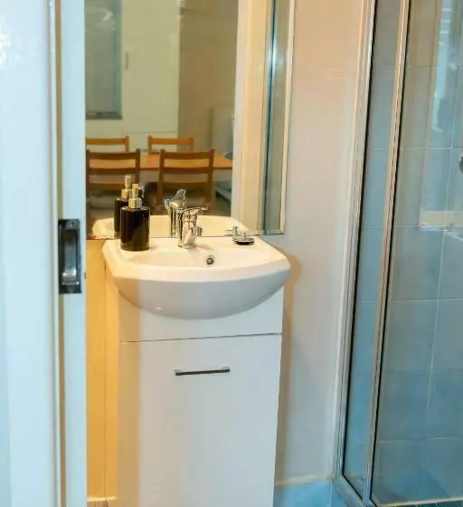 پانسیون Cozy And Spacious Studio With Sunny Deck