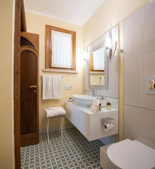 ペンション La Rondinaia